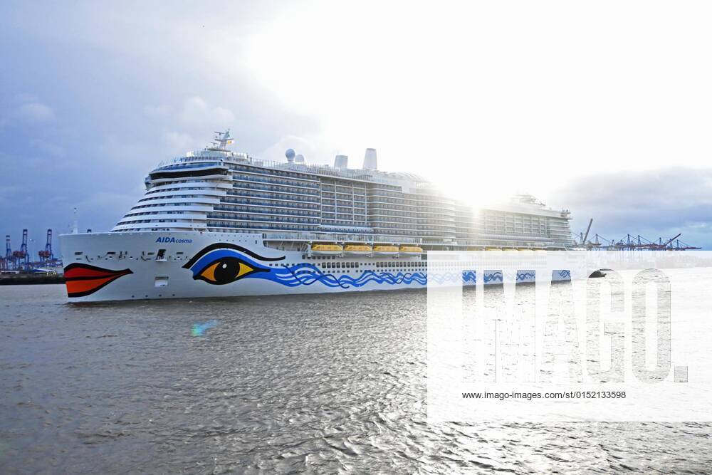 AIDAcosma celebrated its first call in the Port of Hamburg today Accompanied by two tugs and the fireboat