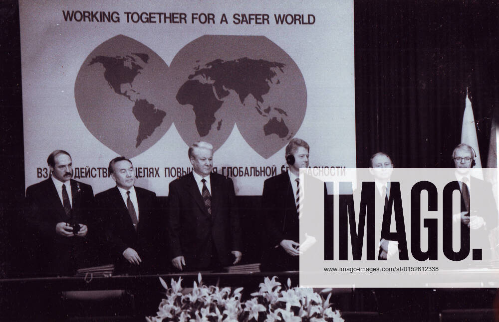 Hungary. Budapest.. 05 december 1994. Sammit CSCE. Conclusion of the Budapest Memorandum by the leaders of Russia, Ukraine, Belarus, Kazakhstan, the USA and Great Britain on security guarantees in connection with accession to the Treaty on the Non-Proliferation of Nuclear Weapons. President of Belarus Alexander Lukashenko, President of Kazakhstan Nursultan Nazarbayev, Russian President Boris Yeltsin, US President Bill Clinton, President of Ukraine Leonid Kuchma and British Prime Minister John Major.(l-r)