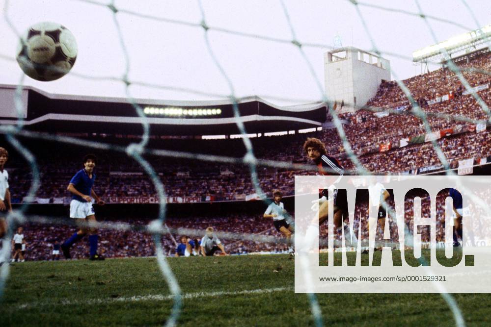 Harald Schumacher (BR Deutschland) kann nur machtlos zuschauen wie der Ball zum 2:0 im Netz landet Fußball WM Herren Weltmeisterschaft 1982, Nationalmannschaft, Nationalteam, Nationaltrikot, Länderspiel, Finale Totale Estadio Santiago Bernabeu, Stadion Madrid, Zuschauer, Publikum