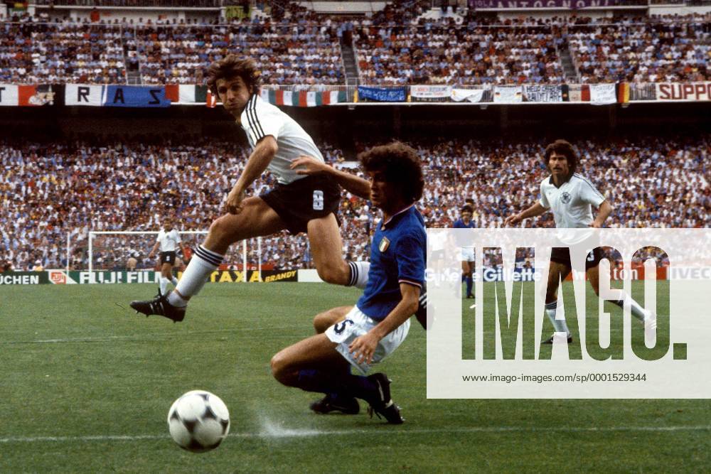 Klaus Fischer (BR Deutschland, li.) gegen Fulvio Collovati (Italien, Mitte), Paul Breitner (BR Deutschland) schaut zu Fußball WM Herren Weltmeisterschaft 1982, Nationalmannschaft, Nationalteam, Nationaltrikot, Länderspiel, Finale Gruppe Madrid Dynamik, Kampf,