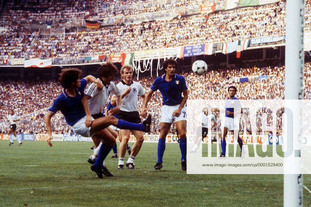 Klaus Fischer (BR Deutschland, 2.v.li.) wird im Strafraum im letzten Moment von Fulvio Collovati (li.) gestoppt, Gaetano Scirea (Mitte) schaut ebenso gespannt zu wie Claudio Gentile (alle Italien, re.) und Hans Peter Briegel (BR Deutschland 3.v.li.) Fußball WM Herren Weltmeisterschaft 1982, Nationalmannschaft, Nationalteam, Nationaltrikot, Länderspiel, Finale Gruppe Madrid Dynamik, Kampf, Spannung,