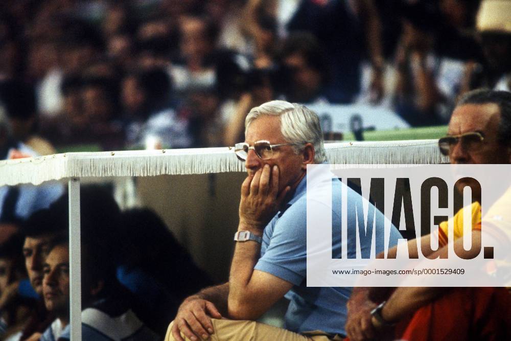 Bundestrainer Jupp Derwall (BR Deutschland) nachdenklich Fußball WM Herren Weltmeisterschaft 1982, Nationalmannschaft, Nationalteam, Nationaltrikot, Länderspiel, Finale Einzelbild Madrid Nachdenklichkeit,