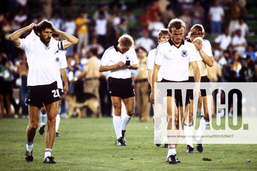 Enttäuschter Abgang BR Deutschland, u.a. mit: Horst Hrubesch (re.), Hans Peter Briegel (2.v.re.) und Manfred Kaltz (li.) Fußball WM Herren Weltmeisterschaft 1982, Nationalmannschaft, Nationalteam, Nationaltrikot, Länderspiel, Finale Gruppe Madrid Enttäuschung, Nachdenklichkeit,