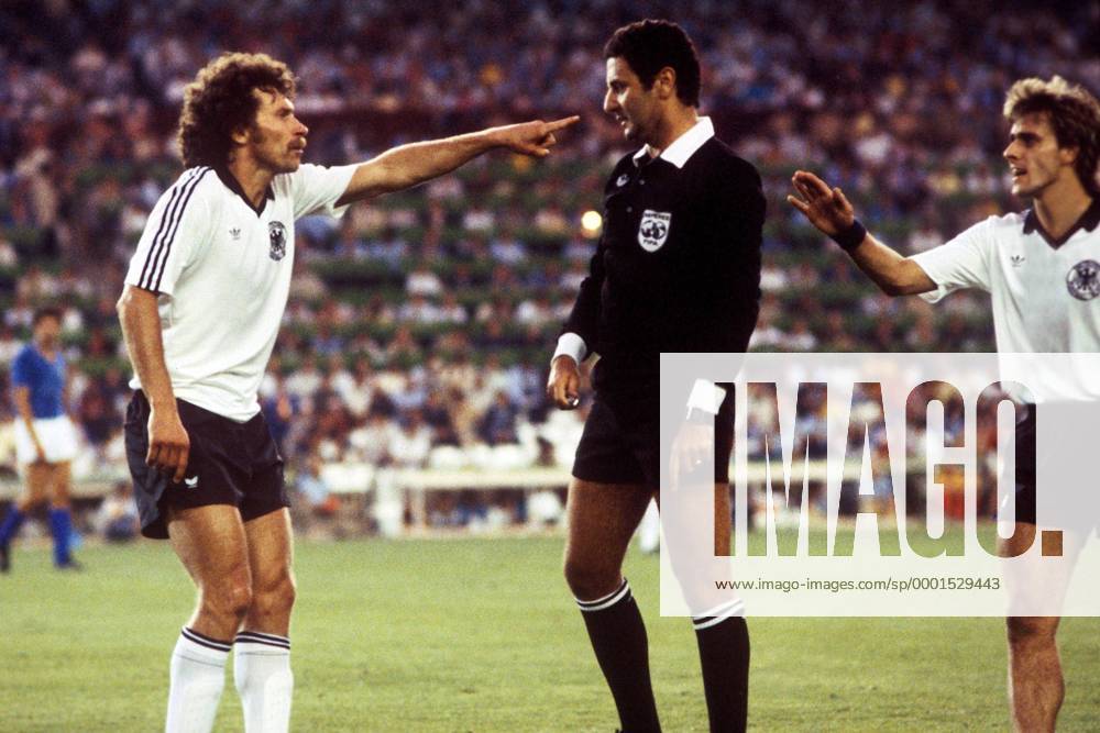 Paul Breitner (li.) und Pierre Littbarski (beide BR Deutschland) reden auf FIFA Schiedsrichter Arnaldo Coelho (Brasilien) ein Fußball WM Herren Weltmeisterschaft 1982, Nationalmannschaft, Nationalteam, Nationaltrikot, Länderspiel, Finale Gruppe Madrid