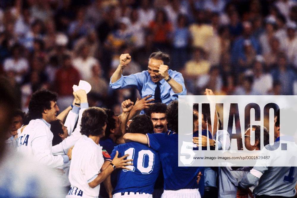 Weltmeister Italien: Nationaltrainer Enzo Bearzot wird von den Spielern gefeiert, u.a. mit: Torwart Dino Zoff (re.), Fulvio Collovati (5), Giussepe Bergomi (Mitte), Giuseppe Dossena (10) und Ersatztorwart Giovanni Galli (li.) Fußball WM Herren Weltmeisterschaft 1982, Nationalmannschaft, Nationalteam, Nationaltrikot, Länderspiel, Finale Totale Madrid Begeisterung, Freude,