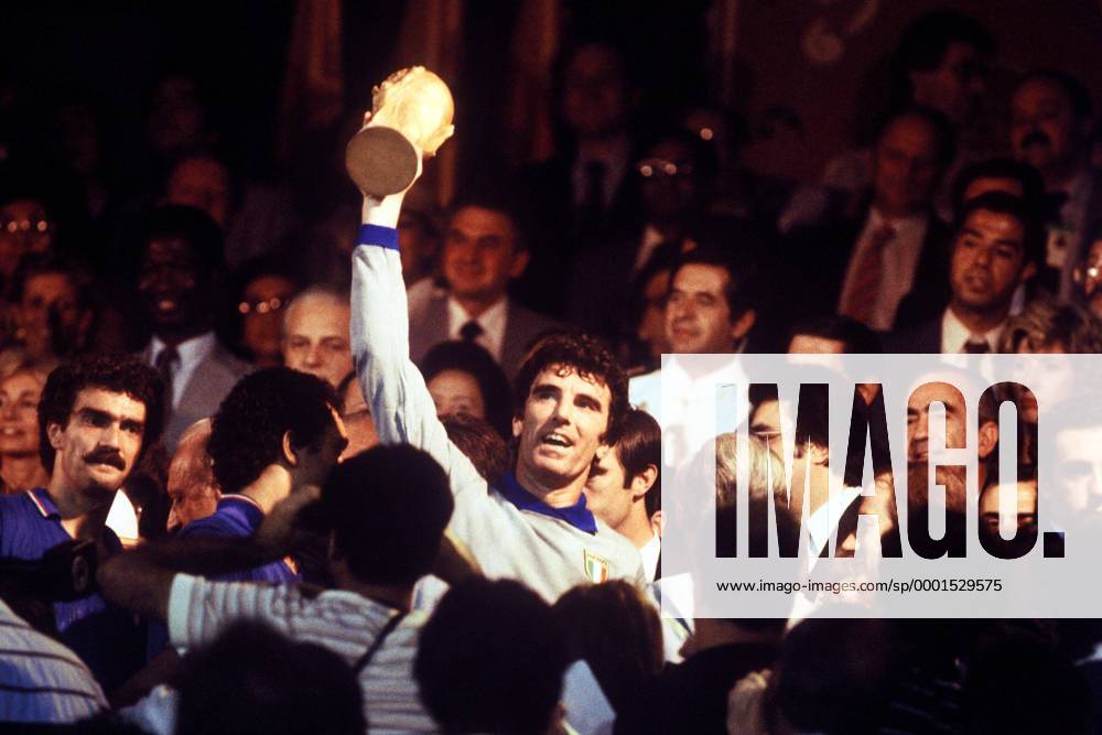 Italien ist Weltmeister: Torwart Dino Zoff präsentiert stolz den FIFA WorldCup, daneben Claudio Gentile (2.v.li.) und Giuseppe Bergomi (li.) Fußball WM Herren Weltmeisterschaft 1982, Nationalmannschaft, Nationalteam, Nationaltrikot, Länderspiel, Finale Totale Madrid Begeisterung, Freude,
