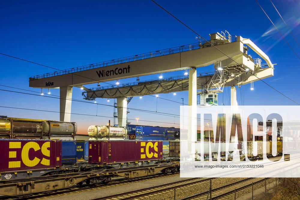 IMAGO Creative: Business, Inflation und Lieferketten moving gantry cranes in container terminal of port Freudenau, company WienCont, railway line, transshipment road to rail and vice versa, container Wien, Vienna Wien Austria 02. Leopoldstadt