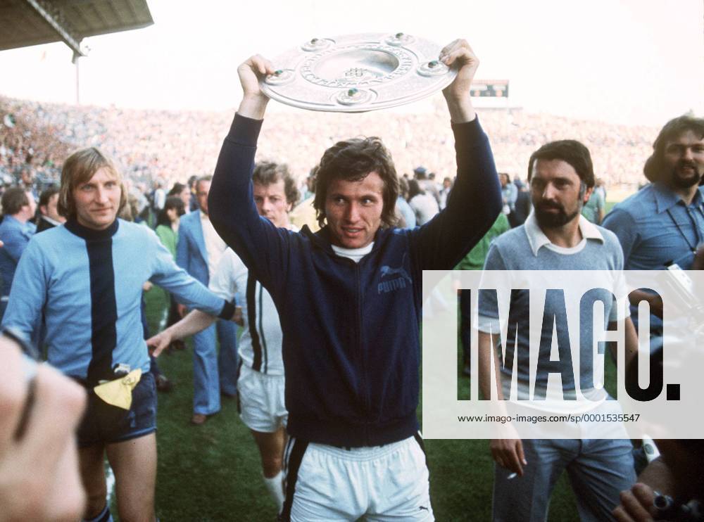 Jupp Heynckes mit der Meisterschale, Torwart Wolfgang Kleff (li.) und Herbert Wimmer (alle Gladbach) folgen ihm Fußball 1. BL Herren Saison 1974 1975, Borussia Mönchengladbach, Deutsche Meisterschaft, Deutscher Meister, Vdia Einzelbild Mönchengladbach Freude,