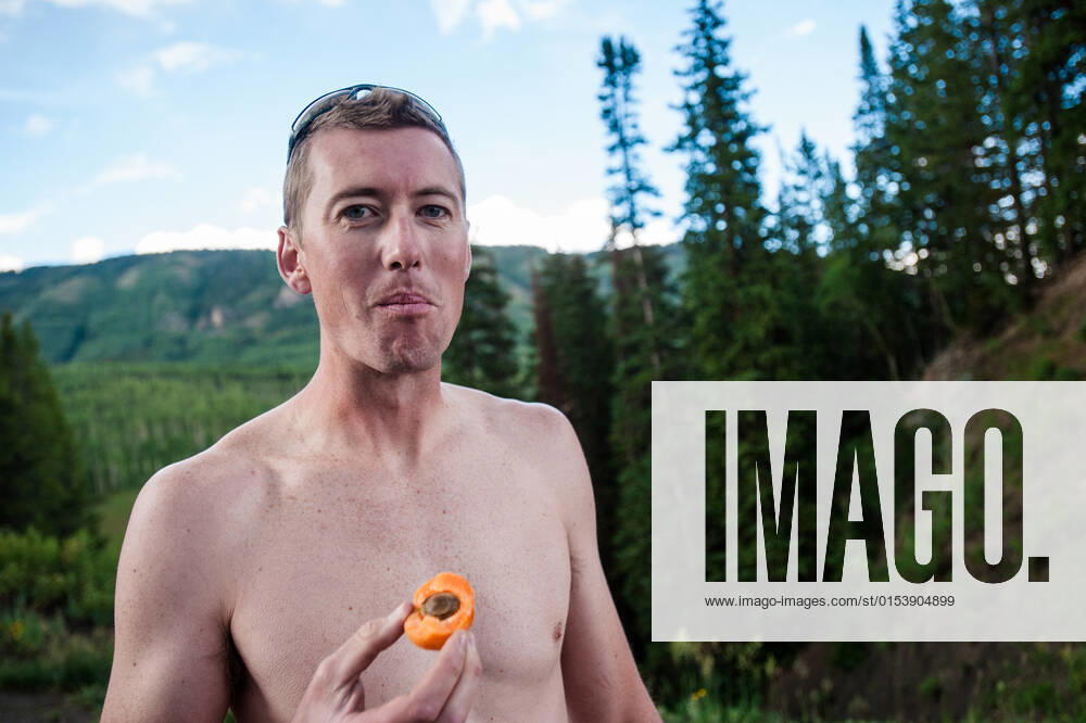 Young couple going for a swim with their dog a lake United States, Colorado, Crested Butte CR_PEDO220329F4-955697-01 ,model released, Symbolfoto