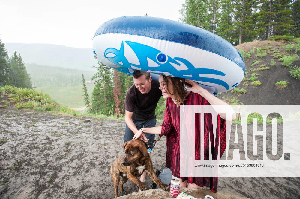 Young couple going for a swim with their dog a lake United States, Colorado, Crested Butte CR_PEDO220329F4-955698-01 ,model released, Symbolfoto