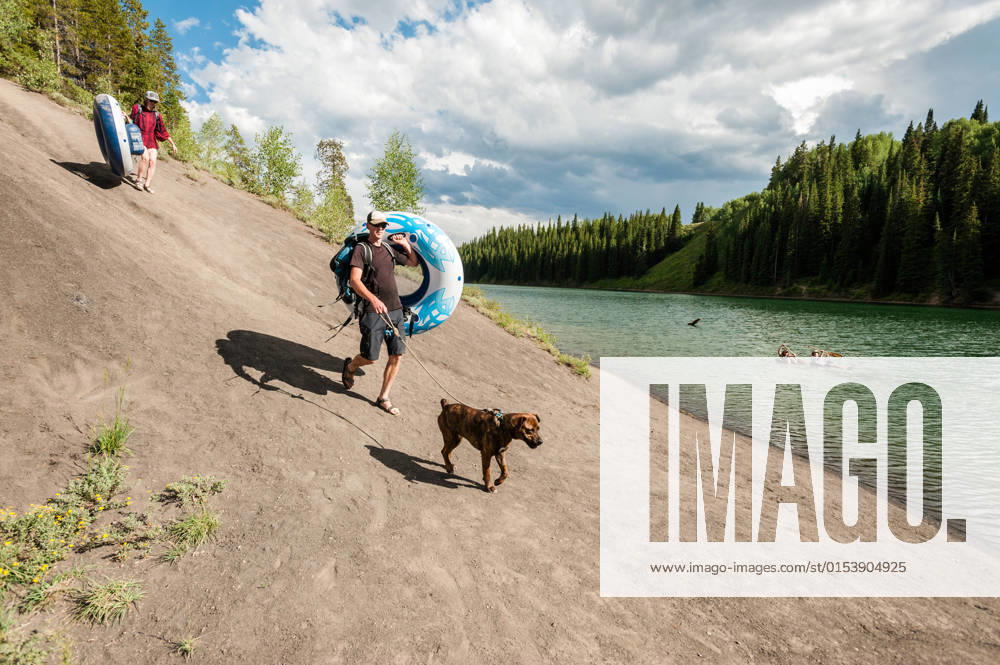 Young couple going for a swim with their dog a lake United States, Colorado, Crested Butte CR_PEDO220329F4-955699-01 ,model released, Symbolfoto