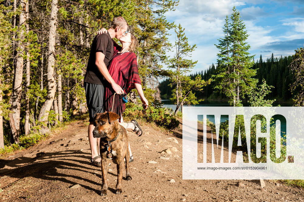 Young couple going for a swim with their dog a lake United States, Colorado, Crested Butte CR_PEDO220329F4-955703-01 ,model released, Symbolfoto