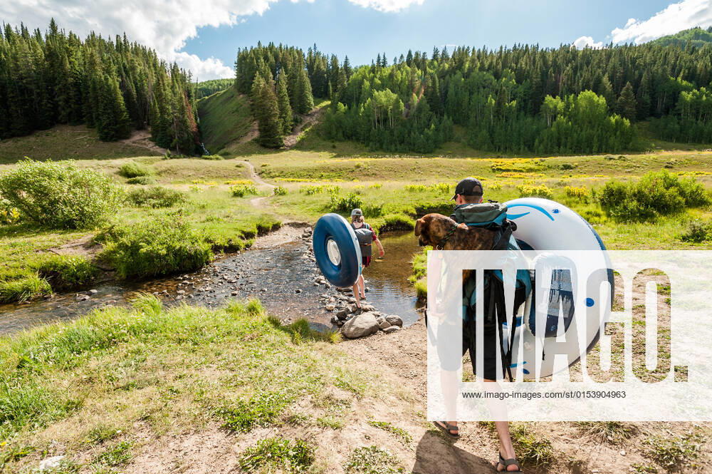 Young couple going for a swim with their dog a lake United States, Colorado, Crested Butte CR_PEDO220329F4-955704-01 ,model released, Symbolfoto
