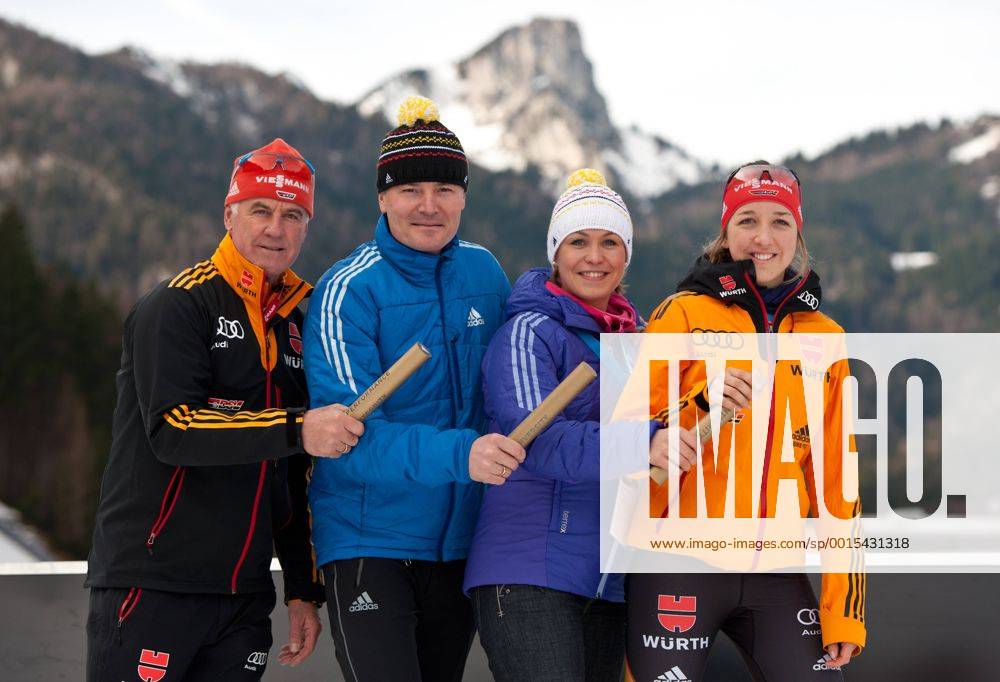 Trainer Fritz FISCHER, der ehemalige Biathlet Sven FISCHER, die schwangere ehemalige Biathletin Magdalena NEUNER und die junge Biathletin Franziska PREUSS (vl) Fototermin von adidas mit einer symbolischen Staffelübergabe. Biathlon IBU Weltcup Saison 2013 2014 in Ruhpolding, Deutschland am 09.01.2014,