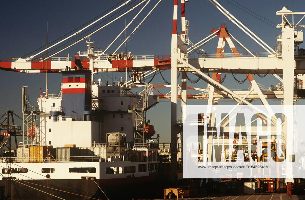 IMAGO Creative: Business, Inflation und Lieferketten Containership in dock , 10026508.jpg, Colour, Photography, nobody, outdoors, day, industry, transportation, structure, ship, docks, boat, harbour, mooring, freight, cargo, storage, container, box, crane, cargo ship,