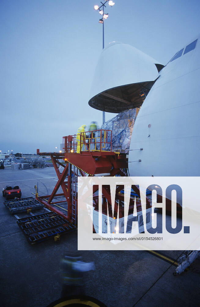 IMAGO Creative: Business, Inflation und Lieferketten Freight loading onto Boeing 747 cargo aircraft Melbourne Australia , 10026704.jpg, Colour, Photography, nobody, outdoors, elevated view, motion blur, standing, working, uniform, 30-35 years, 35-40 years, mid-adult, mid-adult man, two people, cooperation, teamwork, service occupation, skilled worker, technology, engineering, dusk, illuminated, transportation, ground crew, airport, aircraft, airplane, vehicle, aviation, aeroplane, Melbourne, Australia, Boeing 747,