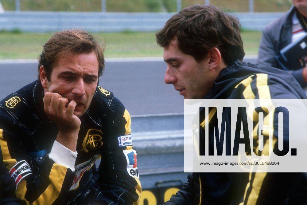 Elio de Angelis (Italien Lotus Renault, li.) nachdenklich im Gespräch mit seinem Teamkollegen Ayrton Senna (Brasilien)