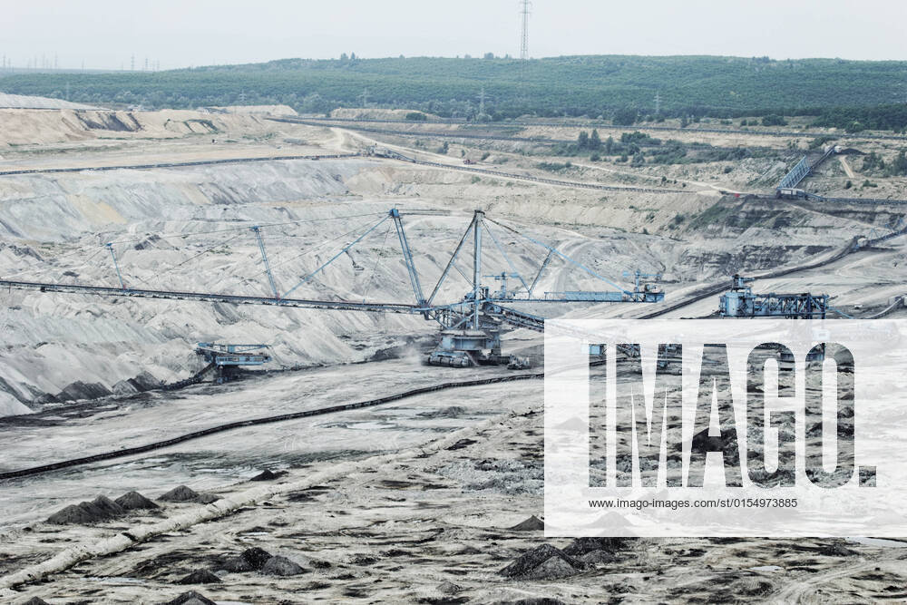 IMAGO Creative: Business, Inflation und Lieferketten Coal mining in an open pit with huge industrial machine , 9518950.jpg, mine, coal, copper, soil, pit, cut, rubbish, iron, finery, exploit, smelter, smelting, flue, tractor, tailings, rock, brown, sand, ironworks, carbon, stack, furnace, explore, engine, fabric, bulldozer, funnel, chimney, crag, cast, cultivator, works, boulder, scar, plant, machine, transportation, smoke, factory, country, barren, cliff, exploitation, chiming, tunnel, mill, manufacture, extract, metal,