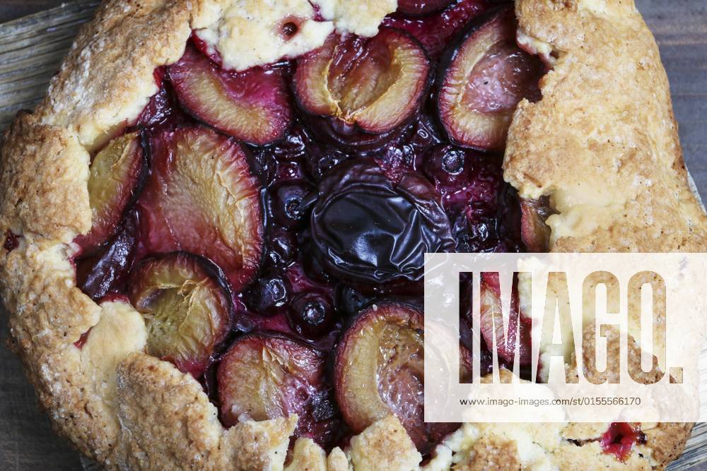 IMAGO Creative, Herbst, Food, Pflaumenkuchen Detail of the traditional round, plum pie. Autumn party dessert BEW1DF6C400