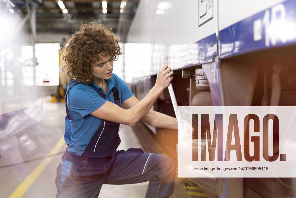 IMAGO Creative: Business, Inflation und Lieferketten Engineer fixing monorail engine with wrench at industry model released, Symbolfoto property released, FKF04771