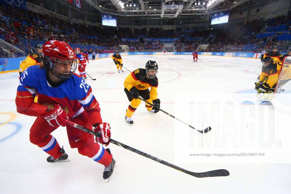 (140209) -- SOCHI, Feb. 9, 2014 (Xinhua) -- Yekaterina Lebedeva (L) of Russia competes during the women s Group B preliminary round match of Ice Hockey between Russia and Germany at the 2014 Sochi Winter Olympic Games at the Shayba Arena in Sochi, Russia, Feb. 9, 2014. Russia won 4-1. (Xinhua Gong Bing) (SP)OLY-RUSSIA-SOCHI-ICE HOCKEY-WOMEN-RUSSIA VS GERMANY