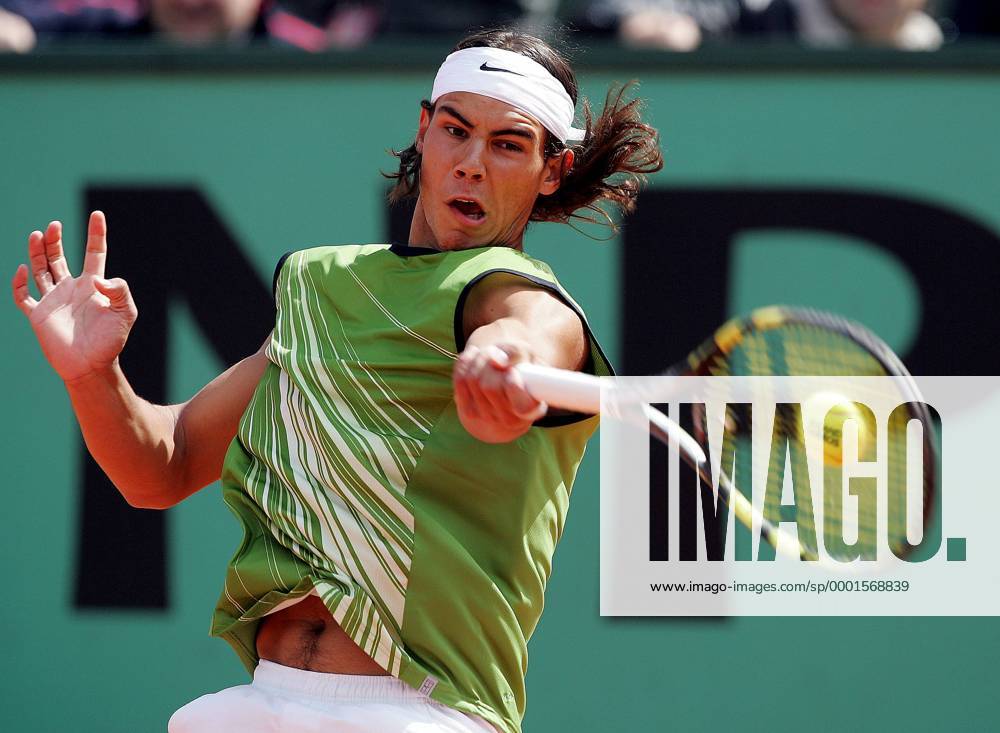 Rafael Nadal (Spanien) - Vorhand Tennis Herren French Open 2005, Grand Slam, ATP Tour, Einzelbild Roland Garros Paris Dynamik,