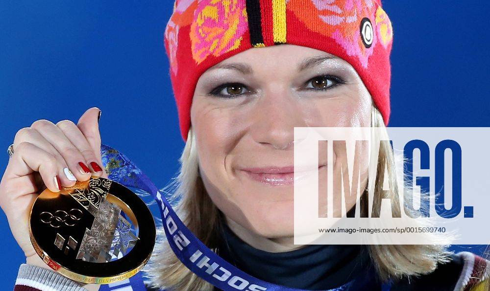 OLYMPIA - Olympische Spiele 2014 SOTSCHI,RUSSLAND,10.FEB.14 - DIVERS, OLYMPIA, SKI ALPIN - Olympische Winterspiele Sotschi 2014, Superkombination der Damen, Siegerehrung, Medaillenvergabe am Medal Plaza. Bild zeigt Maria Höfl Riesch (GER). Keywords: Medaille.