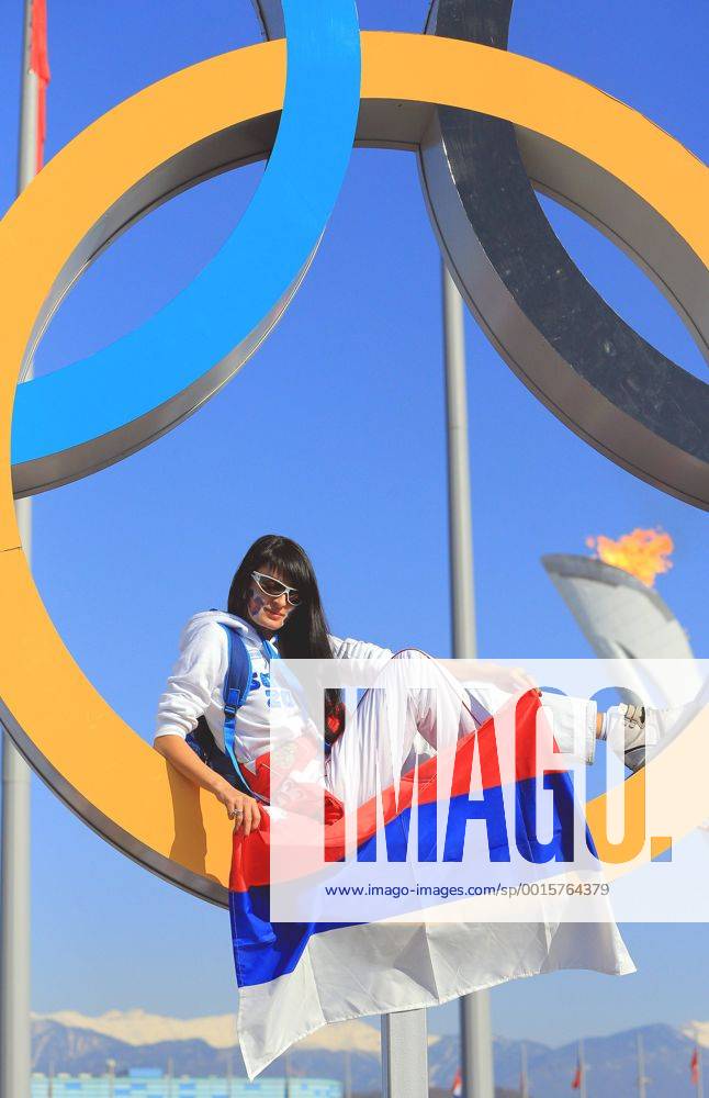 ITAR-TASS: SOCHI, RUSSIA. FEBRUARY 12, 2014. A Russian fan poses for a photo with the Olympic Rings during the Sochi 2014 Winter Olympics. Aufmacher 1704