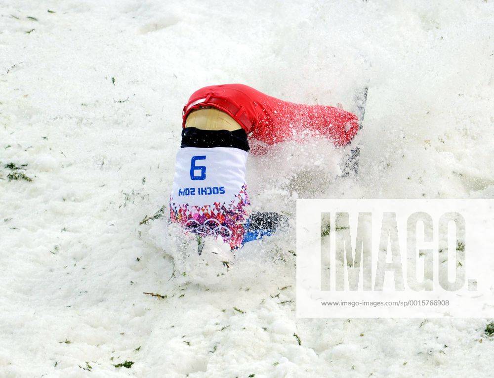 (140217) -- SOCHI, Feb. 17, 2014 (Xinhua) -- China s Jia Zongyang loses his balance and falls over during the men s aerials of Freestyle Skiing at the 2014 Sochi Winter Olympic Games in Sochi, Russia, Feb. 17, 2014. Jia Zongyang won the bronze medal with 95.06 scores. (Xinhua Wang Song) (SP)OLY-RUSSIA-SOCHI-FREESTYLE SKIING-MEN S AERIALS