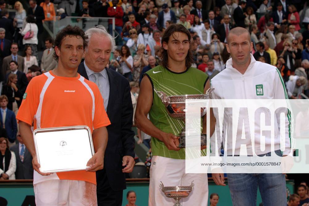 Siegerehrung French Open 2005 - Sieger Rafael Nadal (Spanien, 2.v.re.) und sein Endspielgegner Mariano Puerta (Argentinien, li.) mit Zinedine Zidane (re.) und FFT Präsident Christian Bimes (beide Frankreich) Tennis Herren French Open 2005, Grand Slam, ATP Tour, Finale, Endspiel Gruppe Roland Garros Paris