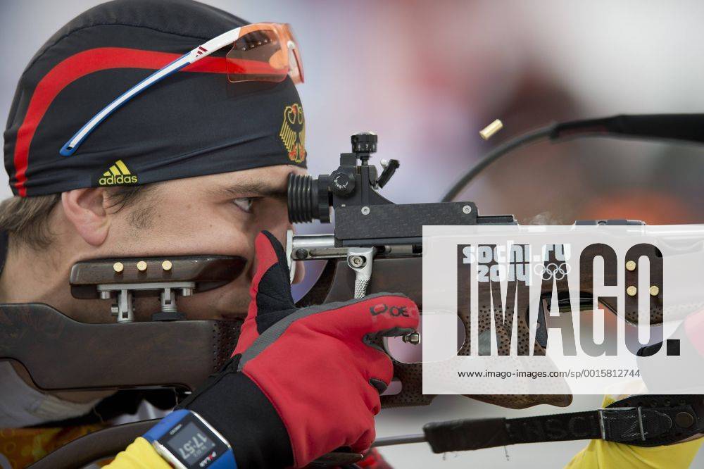 Arnd Peiffer, GER, 2. Platz, Silber, Silbermedaille, Silbermedaillengewinner, Aktion Schiessen, Biathlon 4 x 7,5 km Staffel der Maenner, Herren, Men s Relay, am 22.02.2014, Laura Cross-Country Ski und Biathlon Center, XXII. Olympische Winterspiele 2014, vom 07.02. - 23.02.2014 in Sotschi Russland.