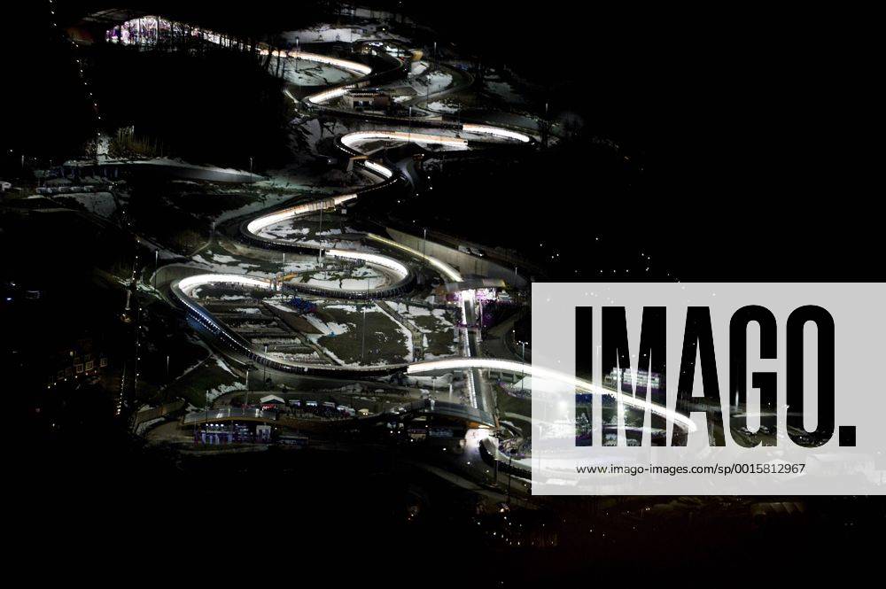 Übersicht über die Bob- und Rodelbahn bei Nacht, Bob, Viererbob, der Maenner, Bobsleigh, Sanki Sliding Center am 22.02.2014 XXII. Olympische Winterspiele 2014, vom 07.02. - 23.02.2014 in Sotschi Russland.