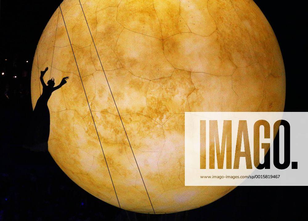 ITAR-TASS: SOCHI, RUSSIA. FEBRUARY 23, 2014. Performers act out scenes from Marc Chagall s paintings during the closing ceremony of the Sochi 2014 Olympic Games at the Fisht Olympic Stadium. premiumd Aufmacher RE13AD3A