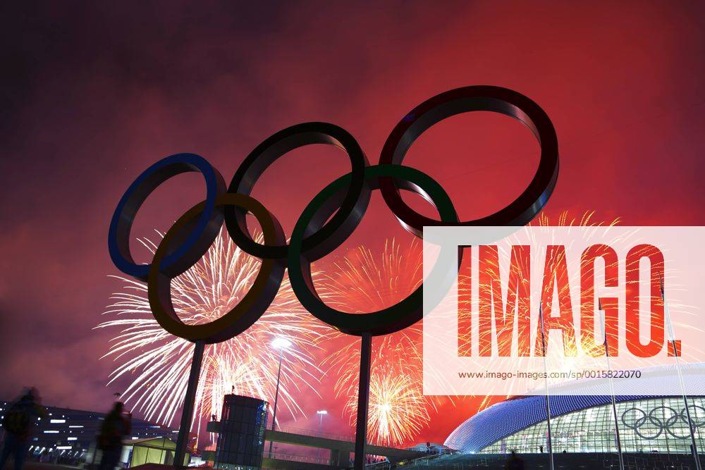 Sochi 2014 - HIER das Abschluss-Feuerwerk im Olympiapark rechts der dekorative Bolshoy Ice Dome