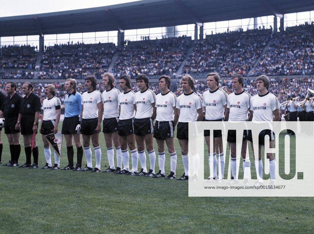 Mannschaftsfoto Frankfurt, v.l.n.r. Grabowski, Torwart Wienold, Lorenz, Trinklein, Körbel, Beverungen, Weidle, Hölzenbein, Reichel, Neuberger, Nickel, Fussball, DFB-Pokal, 1974 1975, Endspiel, Eintracht Frankfurt gegen MSV Duisburg 1:0 Fussball, DFB-Pokal, 1974 1975, Endspiel, Niedersachsenstadion in Hannover, Eintracht Frankfurt gegen MSV Duisburg 1:0, Mannschaftsfoto Frankfurt, v.l.n.r. Jürgen Grabowski, Torwart Günter Wienold, Bernd Lorenz, Gert Trinklein, Charly Körbel, Klaus Beverungen, Roland Weidle, Bernd Hölzenbein, Peter Reichel, Willi Neuberger, Bernd Nickel, football, DFB Cup, 1974 1975, final, Niedersachsen Stadium in Hannover, Eintracht Frankfurt versus MSV Duisburg 1:0, team shot Frankfurt, f.l.t.r. Jürgen Grabowski, keeper Günter Wienold, Bernd Lorenz, Gert Trinklein, Charly Körbel, Klaus Beverungen, Roland Weidle, Bernd Hölzenbein, Peter Reichel, Willi Neuberger,