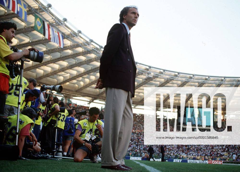 Teamchef Franz Beckenbauer (BR Deutschland) nachdenklich am Spielfeldrand des römischen Olympiastadions - Fußball WM Herren Weltmeisterschaft 1990, Länderspiel, Finale, Endspiel, Nationalmannschaft, Nationalteam, Vdia Totale Stadio Olimpico, Olympiastadion Rom Nachdenklichkeit,