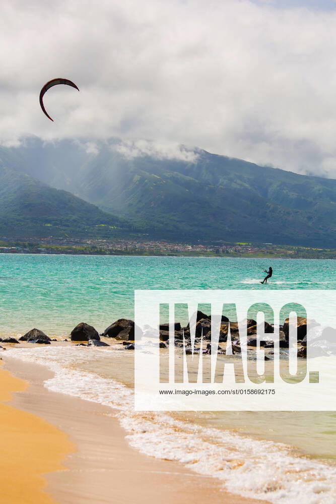 IMAGO Creative: 2022 Sport Favoriten IMAGO Creative: Sommer Sport - Strand Maui kite surfer on shore at Kanaha Beach Park , 16048740.jpg, 1, adult, afternoon, America, athlete, beach, beautiful, board, Cloud, extreme, Hawaii, Iao Valley, island, Kahului, Kanaha, kite, kite surf, male, man, Maui, ocean, outdoor, outdoors, outside, pacific, person, sail, scenic, sea, sport, Surf, surfer, tourism, travel, USA, water, wave, wind, windy,