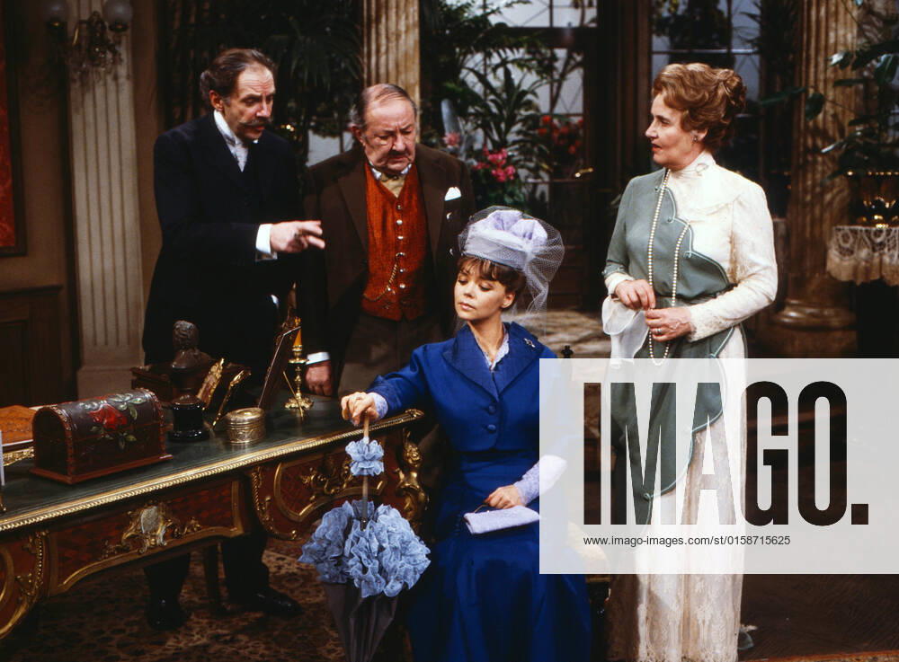 ES BLEIBT IN DER FAMILIE Es bleibt in der Familie, ZDF Fernsehkomödie, Deutschland, 1981, Szene: Harald Juhnke, Walter Jokisch, Simone Rethel, Edda Seippel. Es bleibt in der Familie, TV film, Germany, 1981, scene: Harald Juhnke, Walter Jokisch, Simone Rethel, Edda Seippel, Deutschland
