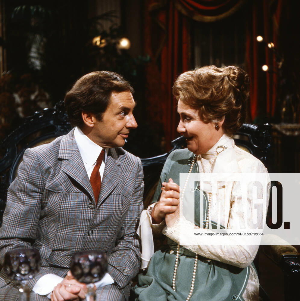 ES BLEIBT IN DER FAMILIE Es bleibt in der Familie, ZDF Fernsehkomödie, Deutschland, 1981, Szene: Harald Juhnke, Edda Seippel. Es bleibt in der Familie, TV film, Germany, 1981, scene: Harald Juhnke, Edda Seippel, Deutschland