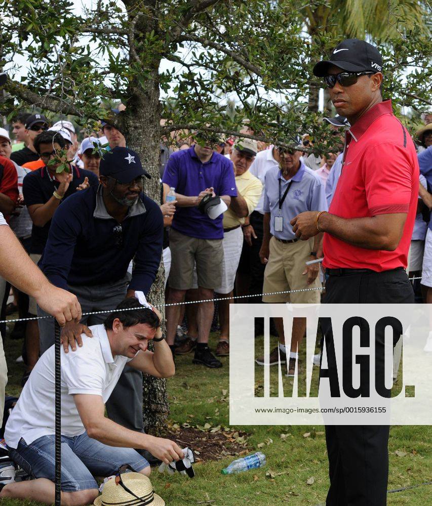 Tiger Woods signs an autograph for a fan that was hit in the head by Wood s tee shot from the first tee box during the final round of the World Golf Championships-Cadillac Championship on the Blue Monster course at the Trump National Doral in Doral, FL. GOLF: MAR 09 PGA Golf Herren - World Golf Championships-Cadillac Championship - Final Round Icon20180943