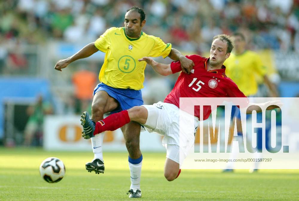 Emerson (Brasilien, li.) gegen Fabian Ernst (Deutschland) Fußball Länderspiel Herren Confederations Cup 2005, Confederationscup, Konföderationencup, Konföderationen, Länderspiel Gruppe Aufmacher Nürnberg Dynamik, Kampf,