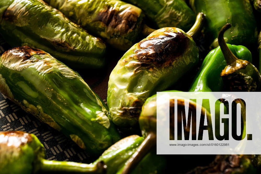 IMAGO Creative, Food, Tapas 23 May 2022: Pimientos de Padron, green grill and roast peppers with olive oil in a pan, close up
