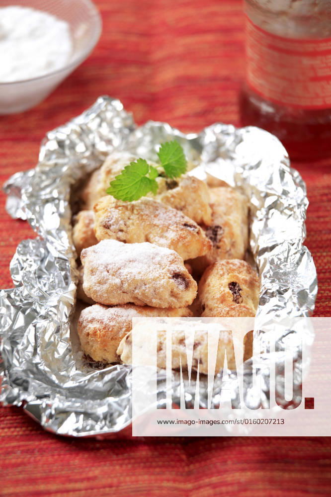 Mini Christmas stollen cakes in aluminum foil , 20368524.jpg, nobody, closeup, tinfoil, aluminum foil, gourmet, treat, indulgence, German cuisine, food, baked, icing sugar, confectionery, dessert, filled, sweet, almond, dried fruit, raisins, marzipan, Christmas, cakes, mini, stollen,