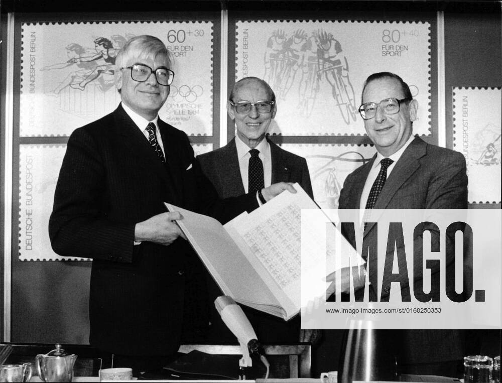 Christian Schwarz-Schilling, Josef Neckermann, Friedrich Zimmermann Die Abbildung zeigt Postminister Christian Schwarz-Schilling (links), Josef Neckermann (Mitte) und Bundesinnenminister Friedrich Zimmermann, die hier die neuen Olympischen Briefmarken vorstellen.,