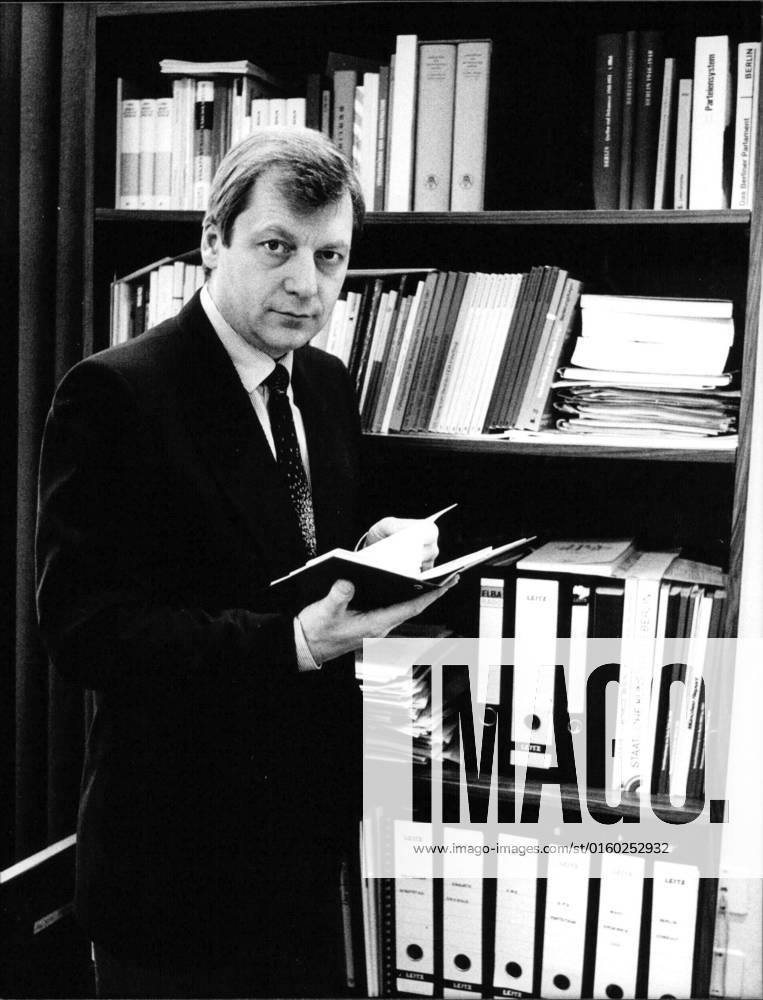 Eberhard Diepgen Der deutsche CDU Politiker und Regierender Bürgermeister von Berlin, Eberhard Diepgen in seinem Büro.,