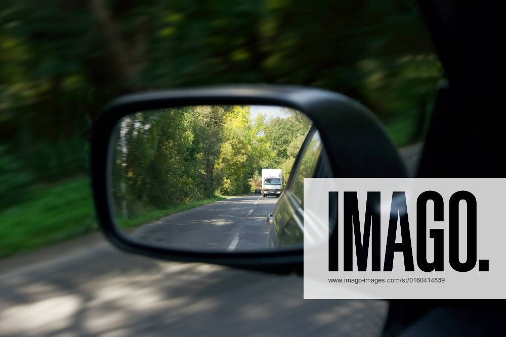 IMAGO Creative: Gesellschaft, Mobilität auf dem Land Road reflecting in the sideview mirror of a car , 2060135.jpg, auto, bend, blur, car, close-up, closeup, country, countryside, drive, empty, fast, forest, freeway, go, green, high, land, landscape, lane, line, look, mirror, motion, motion-blur, motorsport, move, nature, outdoor, part, rear, reflect, reflection, ride, road, run, rural, safe, safety, side, sideview, speed, speeding, through, traffic, transport, transportation, travel, vehicle, view, wood,