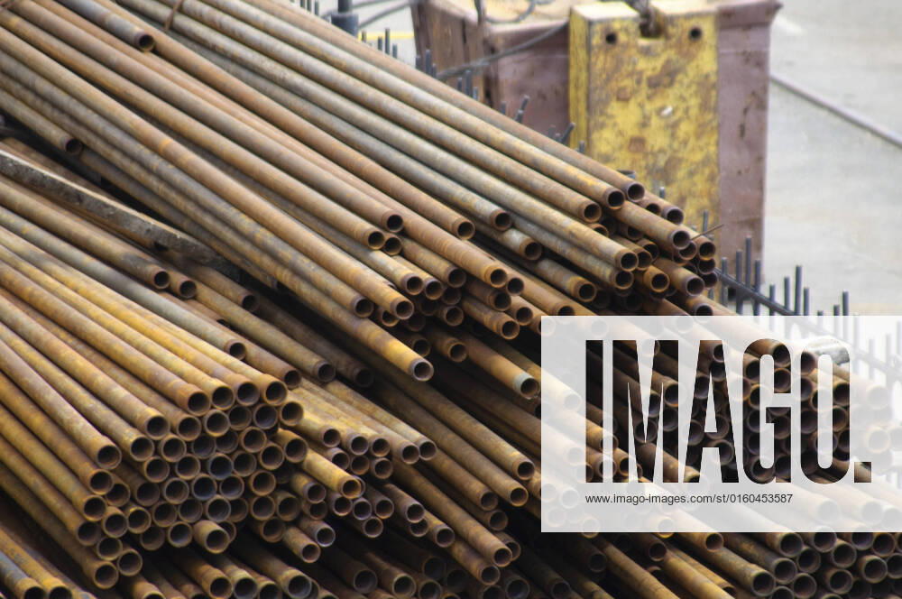 IMAGO Creative: Business, Inflation und Lieferketten Warehouse of metal pipes. Rusty pipes lay on the earth. , 2091491.jpg, depot, factory, industry, iron, metal, metallurgy, pipe, rust, tube,
