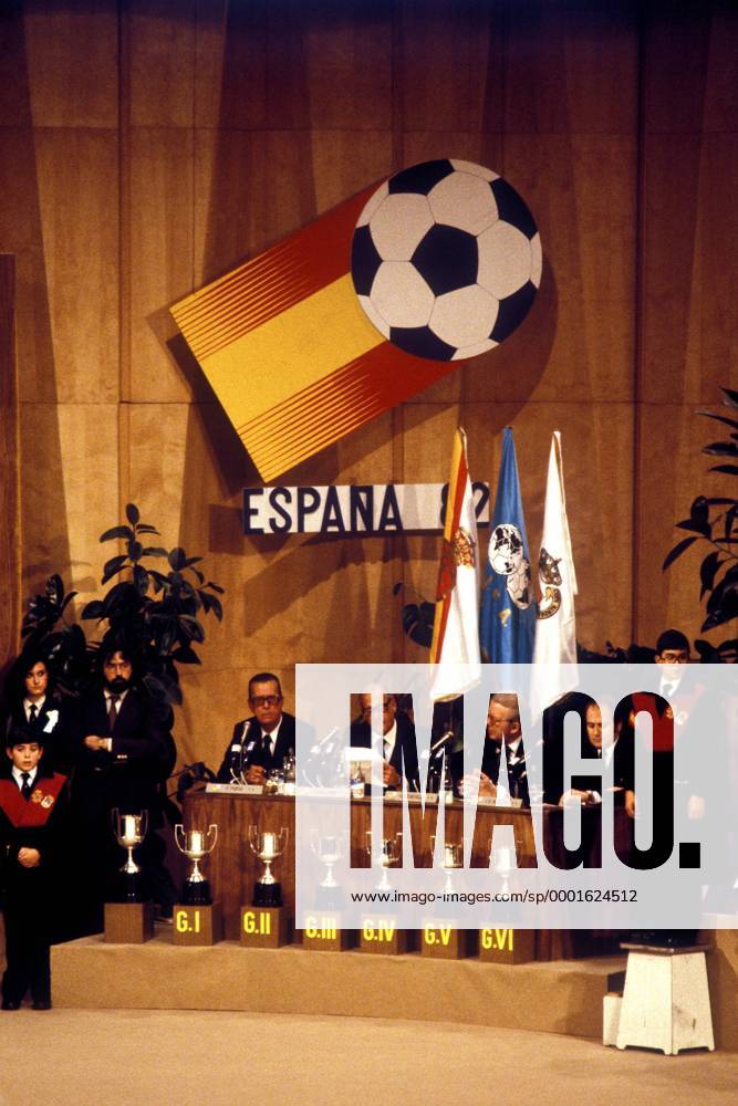 Espana 82 - die Auslosungszeremonie wird geleitet von, v.li.: RFEF Präsident Pablo Porta (Spanien), FIFA Präsident Joao Havelange (Brasilien), DFB Präsident Hermann Neuberger (BR Deutschland) und FIFA Generalsekretär Joseph S. Blatter (Schweiz) Fußball WM Herren Auslosung zu Weltmeisterschaft 1982, Gruppenauslosung, Weltfußballverband Totale Madrid