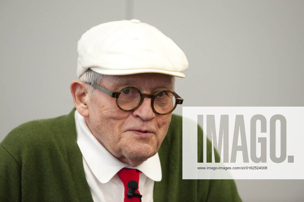 ARCHIVE PHOTO David Hockney will be 85 years old on July 8, 2022 David HOCKNEY, GBR, painter, author, artist, explains some of his works, opening press conference of the Frankfurt Book Fair on 18 10 2016 Frankfurt Book Fair 2016 from 19 10 23 10 2016 in Frankfurt am Main Germany a