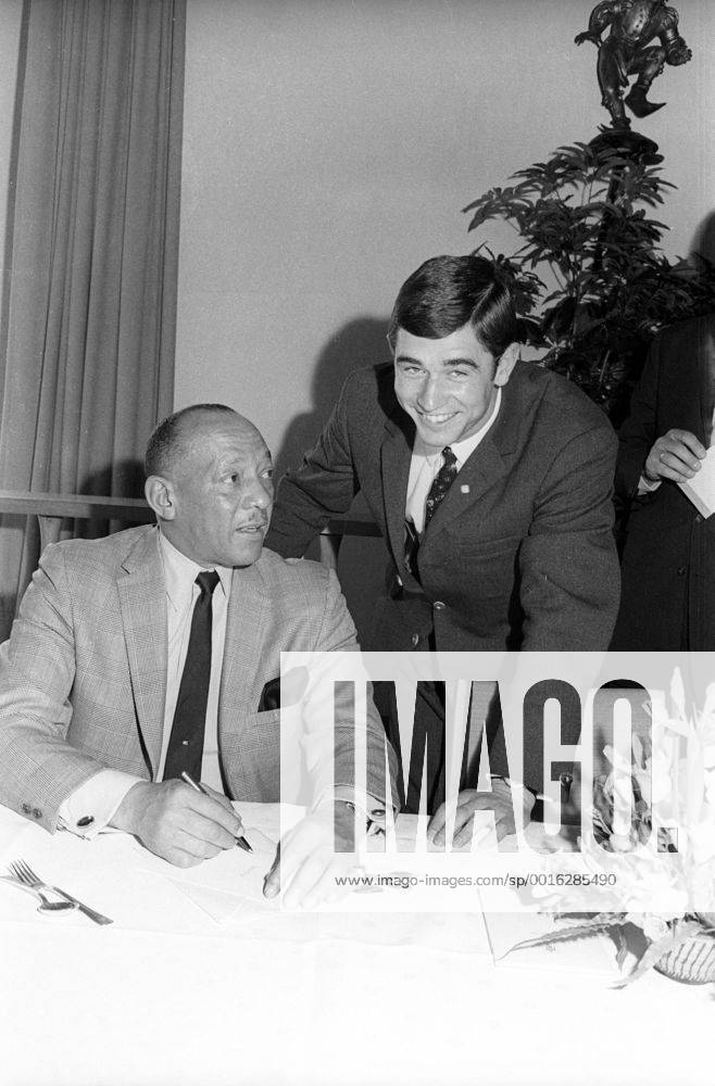 Jesse Owens (USA) und Erhard Keller (BR Deutschland) - Empfang 1969 in München zum Auftakt der Olympia Werbung